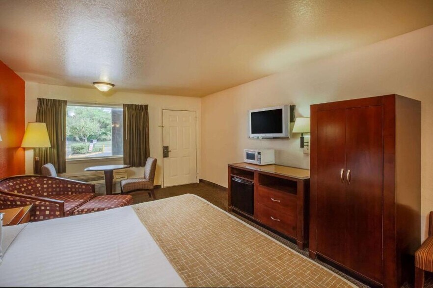 More Photos Of 8850 Airport Blvd, Houston Hospitality For Sale