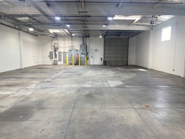 More Photos Of 13539 Desmond St, Pacoima Manufacturing For Lease
