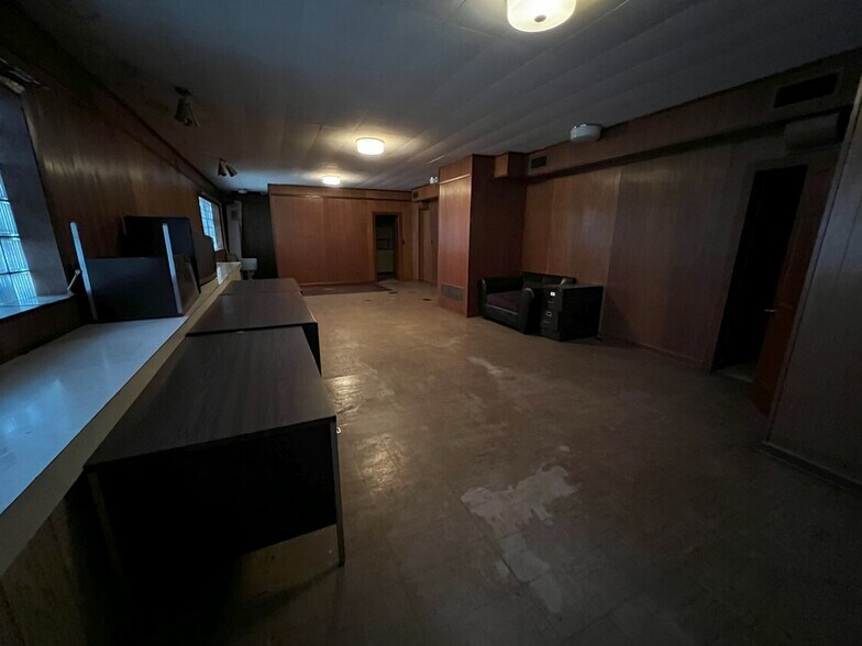 More Photos Of 1604 W State St, Bristol General Retail For Sale