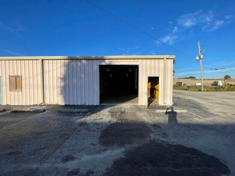 More Photos Of 700 S Milwee St, Longwood Warehouse For Lease