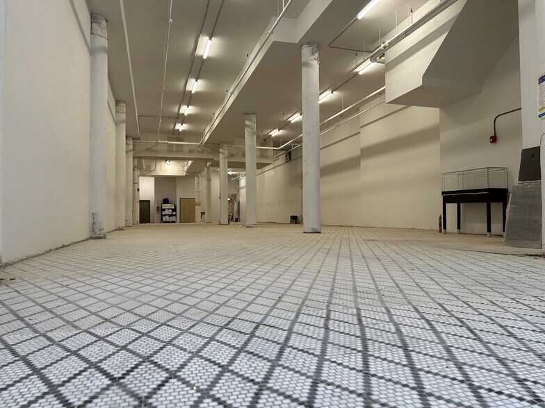 More Photos Of 17 S Wabash Ave, Chicago Loft Creative Space For Lease