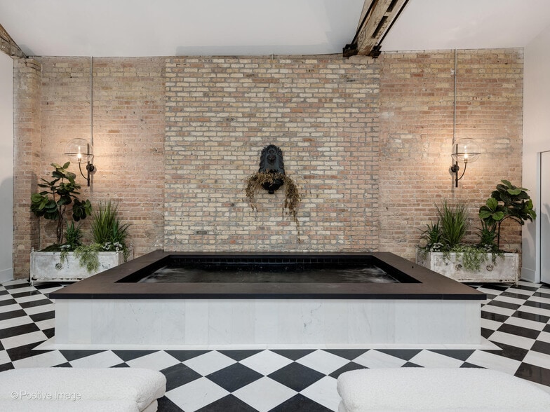More Photos Of 2733 N Pulaski Rd, Chicago Showroom For Sale