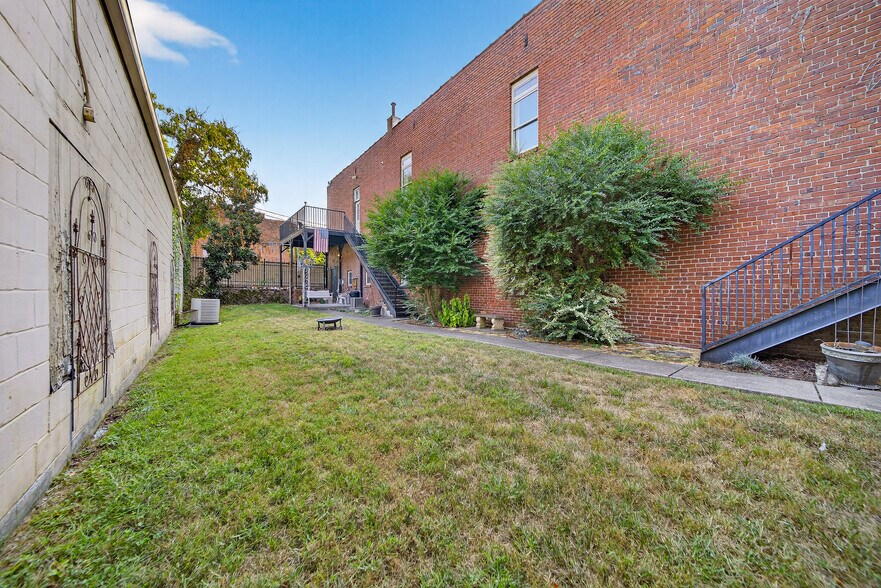 More Photos Of 109 7th Ave E, Springfield Flex For Sale