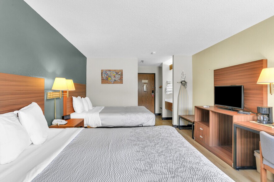 More Photos Of 630 W Main St, El Paso Hotel For Sale