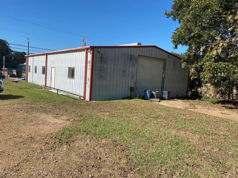 More Photos Of 235 US-61, Natchez Light Distribution For Sale