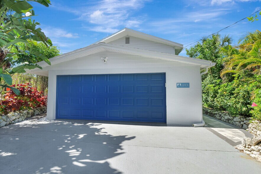 More Photos Of 193 Cocohatchee St, Naples Specialty For Sale