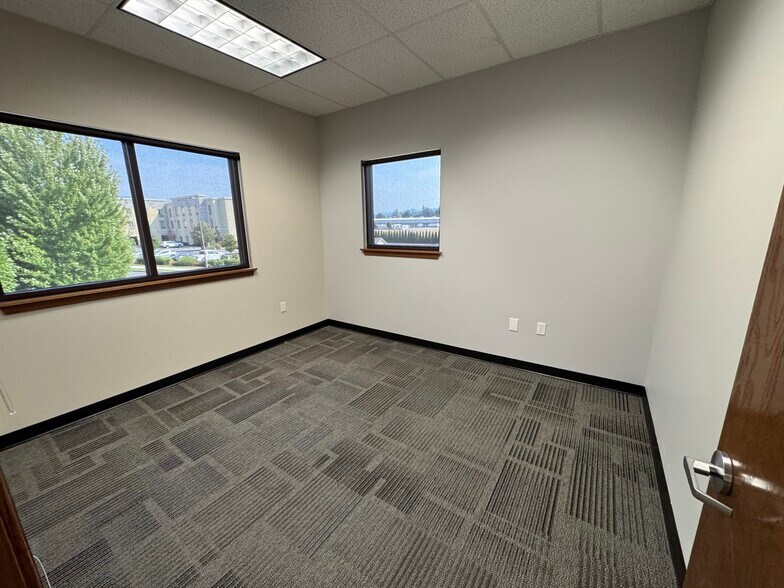 More Photos Of 325 E George Hopper Rd, Burlington Office For Lease