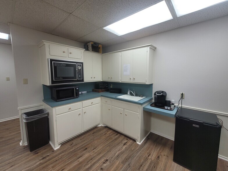 More Photos Of 3311-3313 81st St, Lubbock Medical For Lease