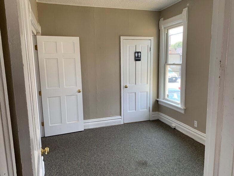 More Photos Of 622 W State St, Geneva Office For Lease