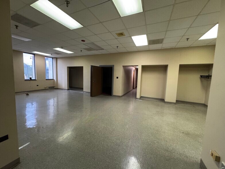 More Photos Of 1913 W State St, Bristol Warehouse For Lease