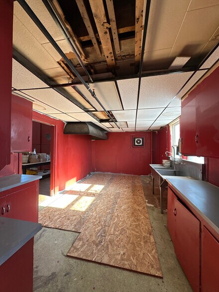 More Photos Of 8-10 E Hoosac St, Adams Restaurant For Lease