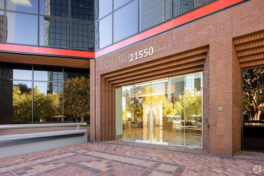 More Photos Of 21550 Oxnard St, Woodland Hills Office For Lease