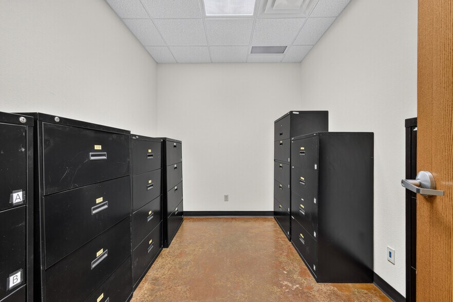 More Photos Of 906 S Eastern Ave, Elk City Warehouse For Sale