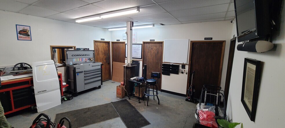 More Photos Of 742 3rd Ave, Longview Distribution For Sale