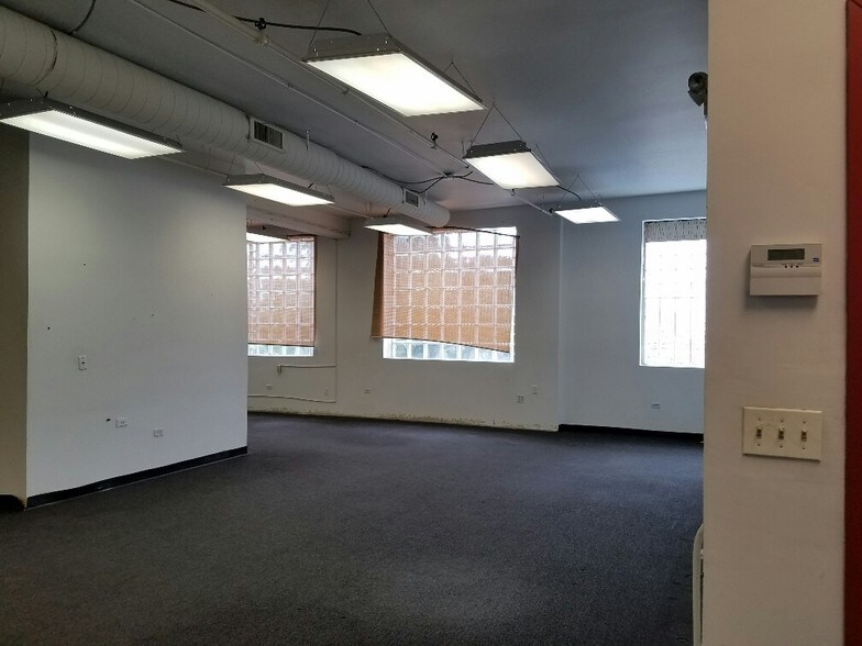 More Photos Of 3130-3136 W Chicago Ave, Chicago Showroom For Sale