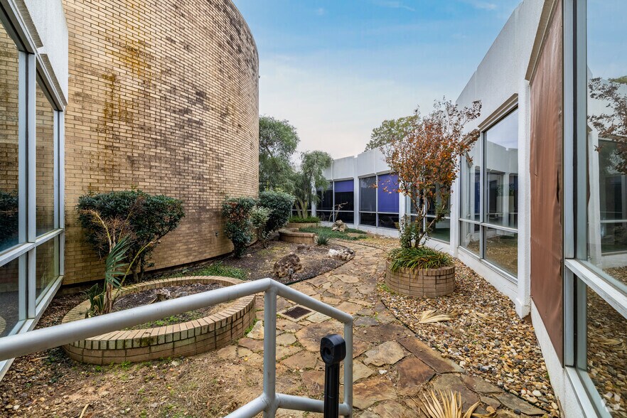 More Photos Of 4802 Texas Blvd, Texarkana Office For Sale