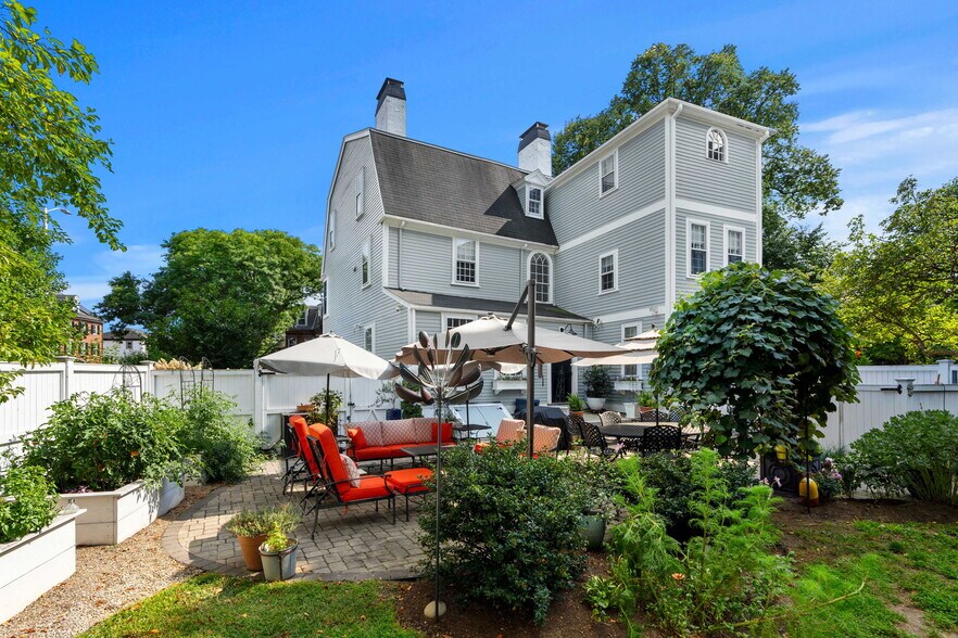 More Photos Of 314 Essex St, Salem Specialty For Sale