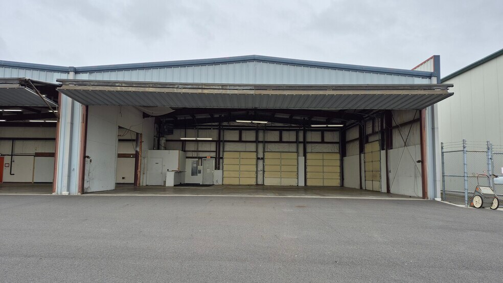 More Photos Of 15426 Airport Dr, Burlington Airplane Hangar For Lease
