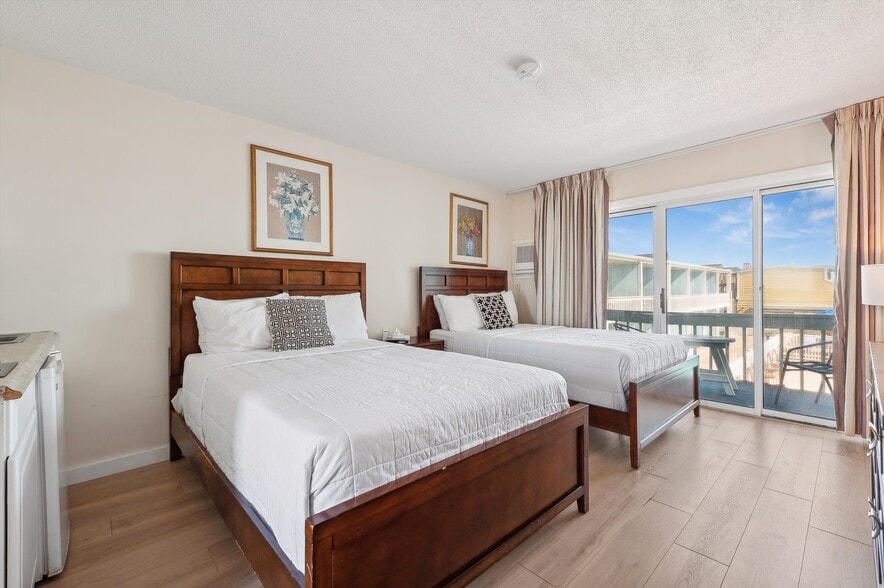 More Photos Of 84 S Emerson Ave, Montauk Hotel For Sale