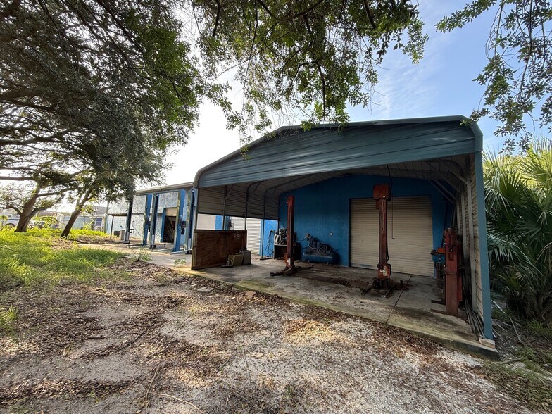 More Photos Of 2156 W King St, Cocoa Service For Lease