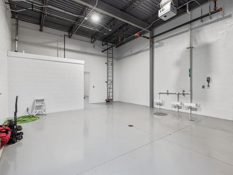 More Photos Of 6701 Dominion Garages Ave, Woodford Specialty For Sale