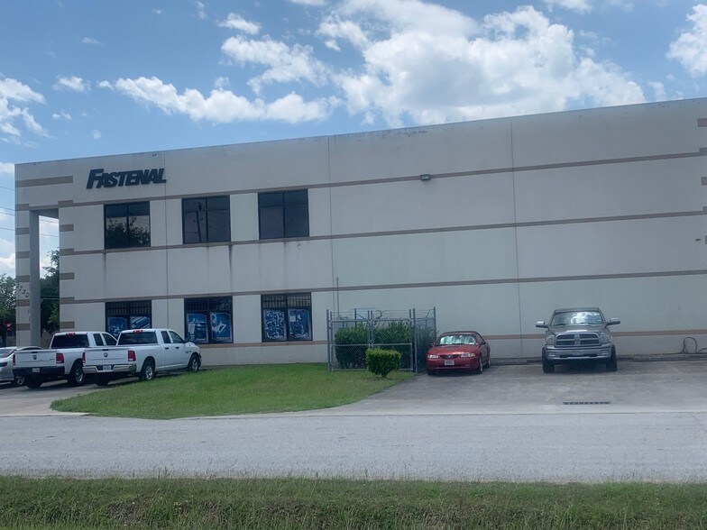 More Photos Of 7730 Pinemont Dr, Houston Warehouse For Lease