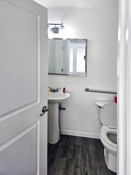 More Photos Of 1206 NE Adams St, Mcminnville Office For Sale