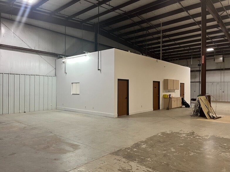 More Photos Of 7444 Melrose Ln, Oklahoma City Warehouse For Lease
