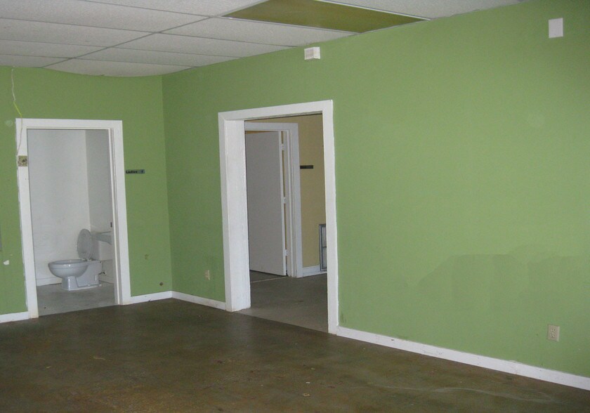 More Photos Of 2327-2331 NE Dixie Hwy, Jensen Beach General Retail For Lease