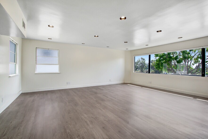 More Photos Of 144-150 S Barrington Ave, Los Angeles Storefront Retail Office For Sale