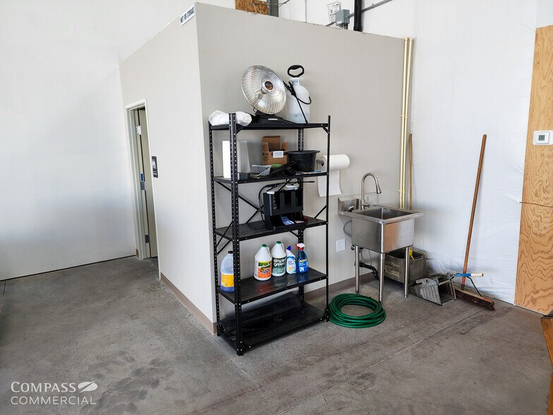 More Photos Of 63205 Gibson Air Rd, Bend Airplane Hangar For Sale