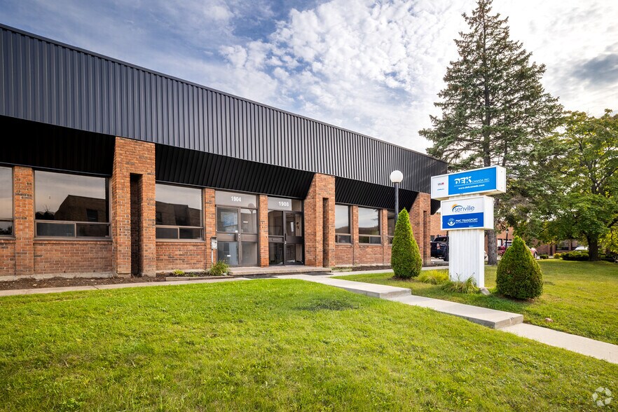 More Photos Of 1900-1950 Boul Saint-Régis, Dorval Light Distribution For Lease