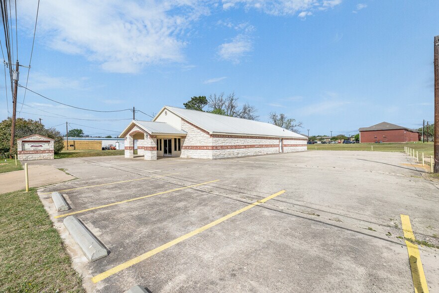 More Photos Of 1306 W Cameron Ave, Rockdale Religious Facility For Sale