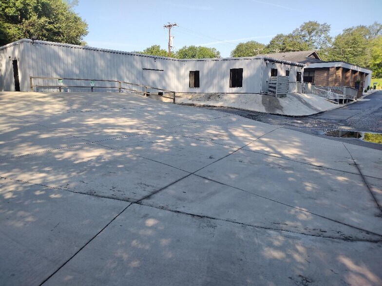 More Photos Of 406 E Butler Rd, Mauldin Showroom For Lease