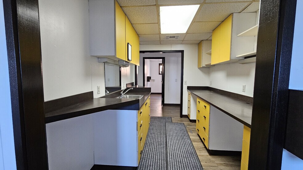 More Photos Of 700 S Main St, Grove Medical For Sale