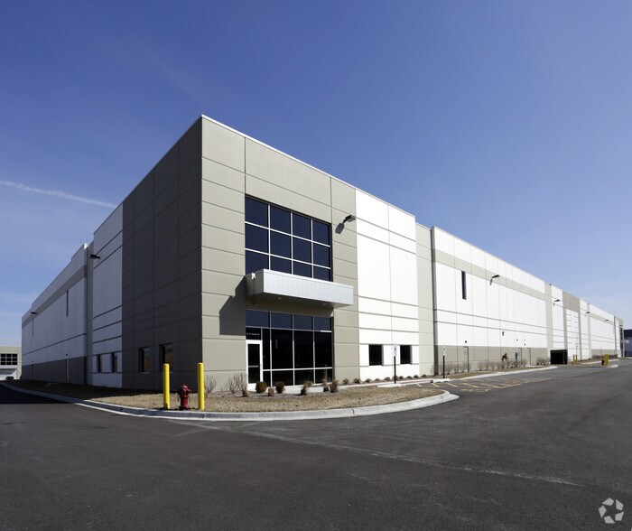 More Photos Of 101 Paragon Dr, Romeoville Warehouse For Lease