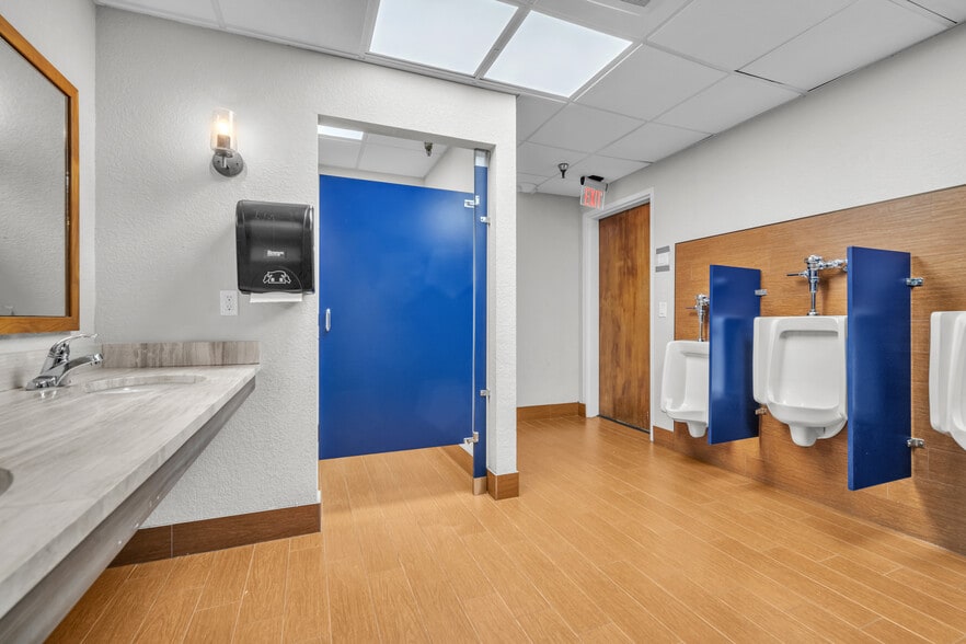 More Photos Of 1700 N Dixie Hwy, Boca Raton Office For Lease