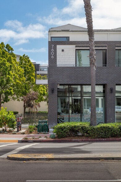 More Photos Of 7606 Girard Ave, La Jolla Apartments For Lease