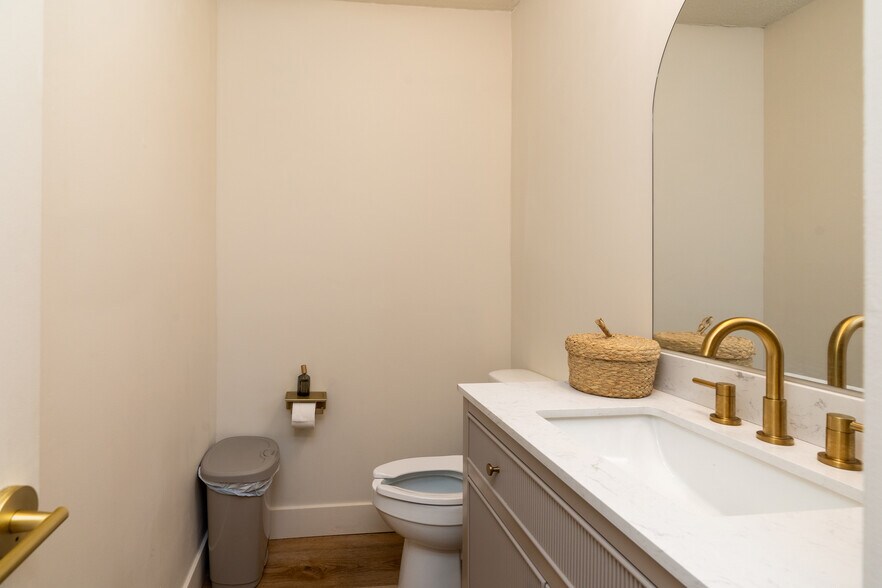 More Photos Of 709 N Carbon St, Marion Flex For Sale