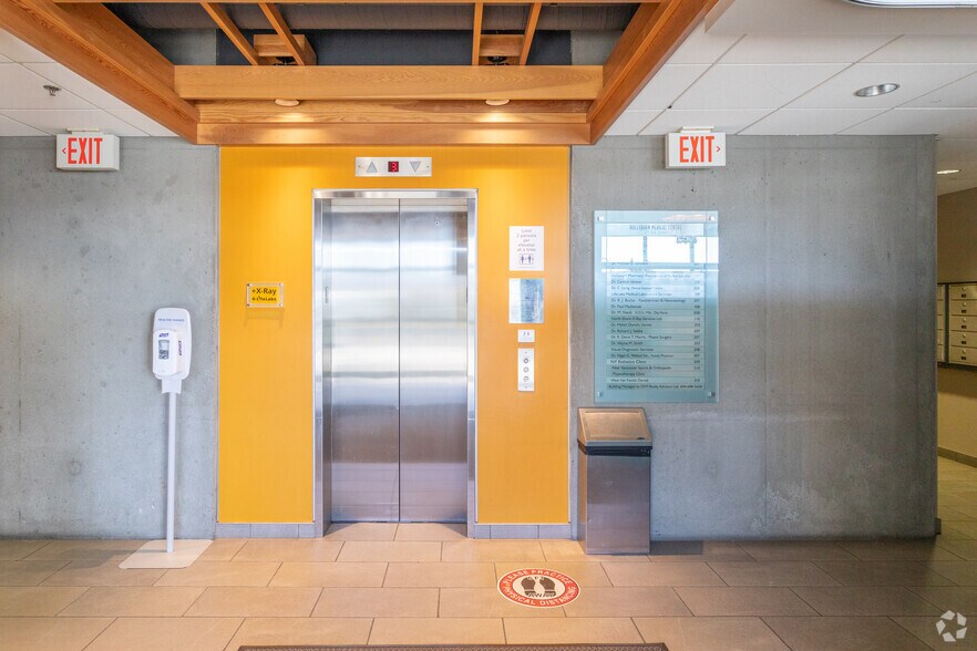 More Photos Of 575 16th St, West Vancouver Storefront Retail Office For Lease