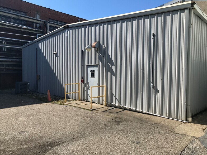 More Photos Of 2401 5th Ave, Huntington Manufacturing For Lease