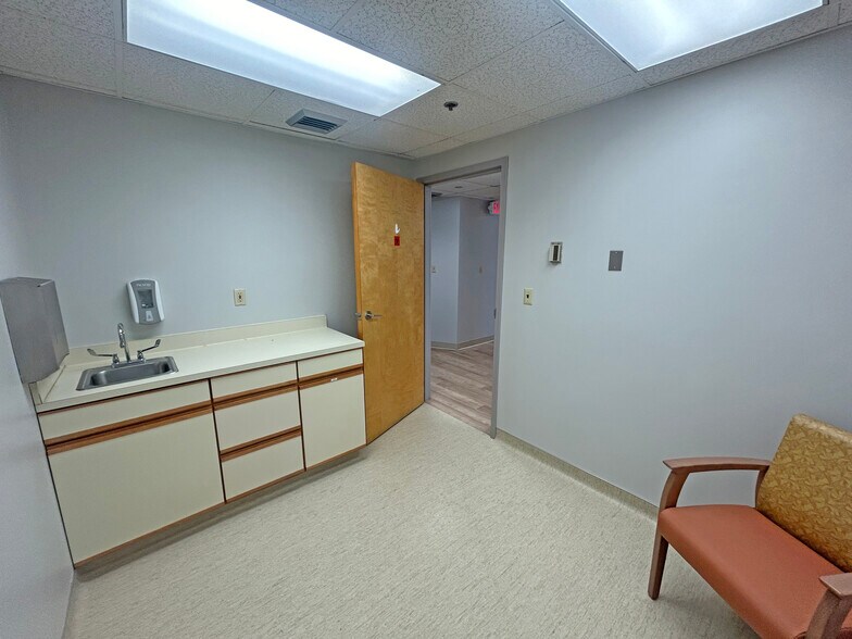 More Photos Of 21 Whitehall Rd, Rochester Hospital For Lease