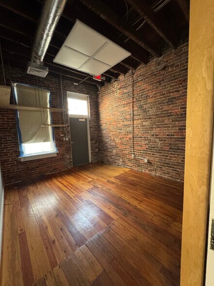 More Photos Of 109-111 N State St, Jackson Loft Creative Space For Lease