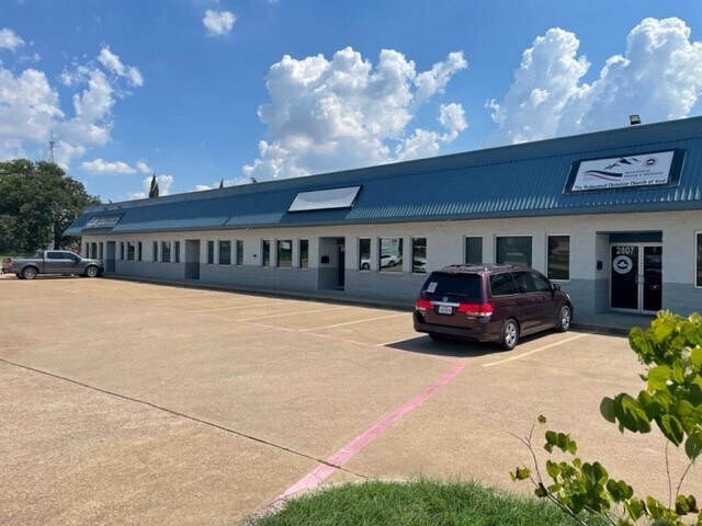 More Photos Of 2801-2807 W Euless Blvd, Euless Showroom For Lease