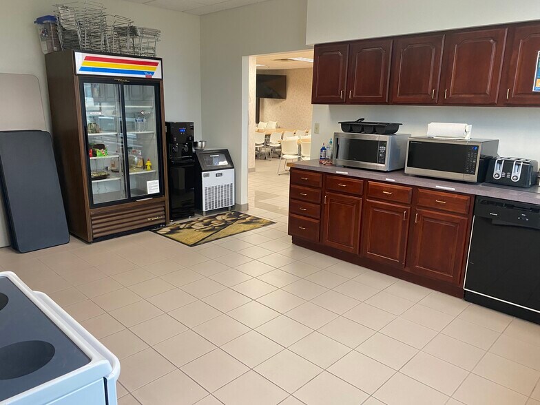 More Photos Of 7140 Office Cir, Evansville Office For Lease