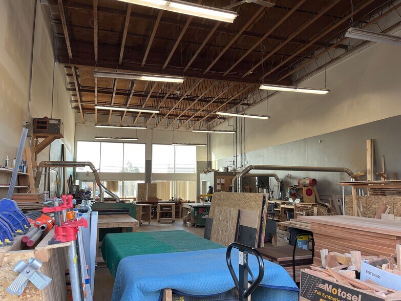 More Photos Of 19585 56th Ave, Surrey Warehouse For Lease