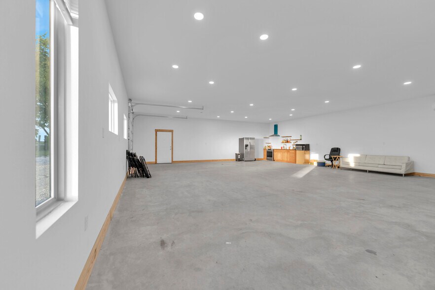 More Photos Of 15427 W Highway 12, Gentry Flex For Sale