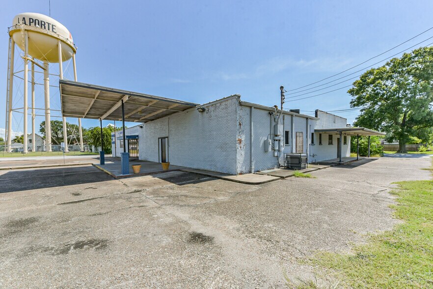 More Photos Of 130 S 4th St, La Porte General Retail For Sale