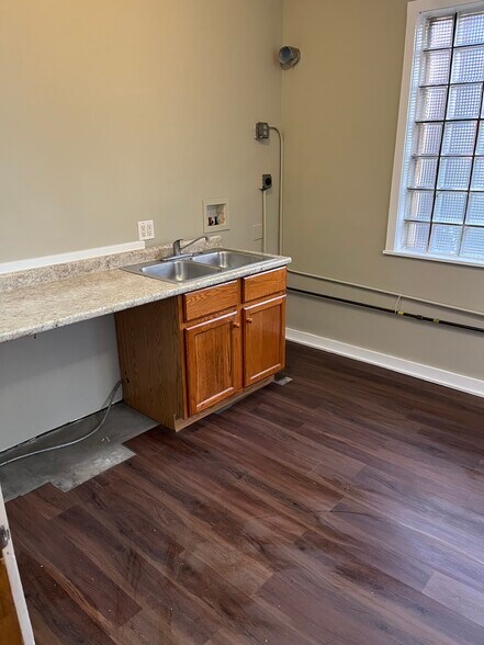 More Photos Of 2227-2231 W Belmont Ave, Chicago Veterinarian Kennel For Lease