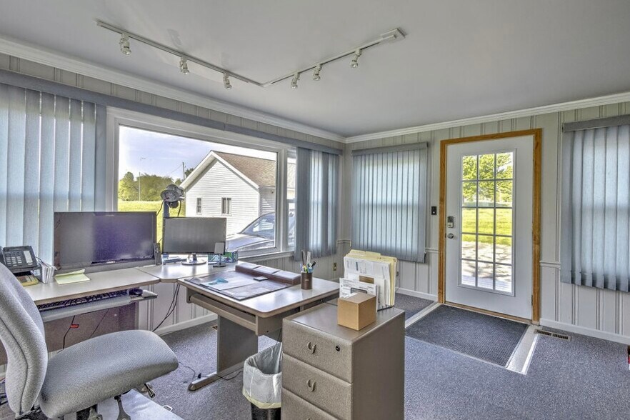 More Photos Of 719 Coshocton Ave, Mount Vernon Office For Sale